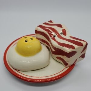 Rare Retro Boston Warehouse Egg and Bacon Salt and Pepper shakers set with Plate